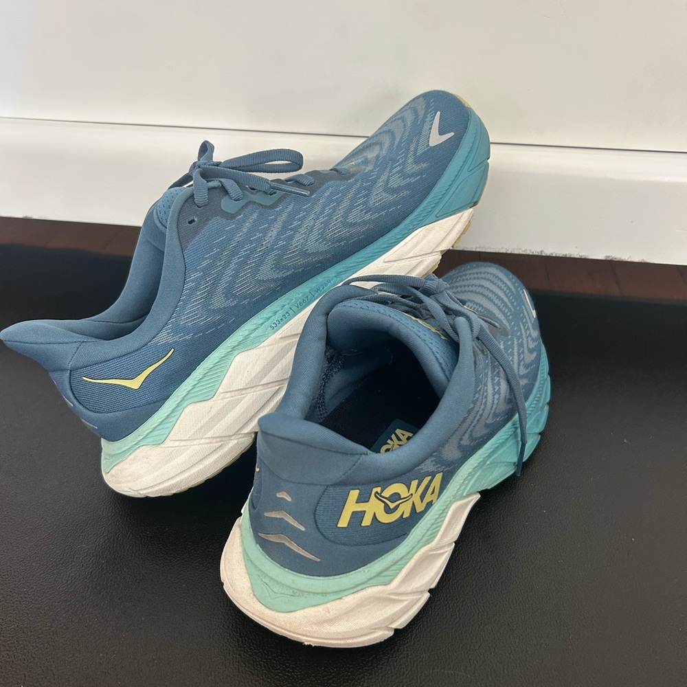 Hoka Women's Arahi 6 Athletic Shoes